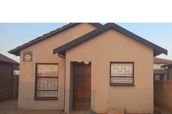 House for Sale in Soshanguve Ext: 2 bedrooms, open plan living, secure yard.