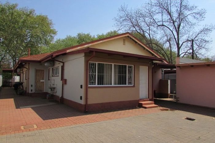 Riviera House For Sale: Ideal for home-based business with prime exposure.