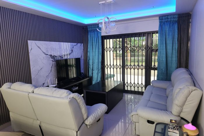 For Sale: 2-bedroom apartment in Umhlanga Ridge with 2 parking spaces.