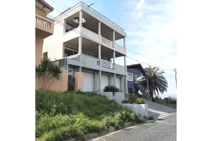 For Sale: 3-bedroom apartment in Bo Kaap with panoramic views and secure garage.