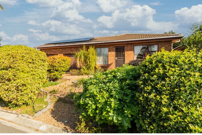 For Sale: Oakglen House with solar panels, braai room, and spacious garden.