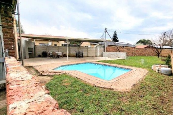 3 Bed, 2 Bath House in Wonderboom South with Pool and Lock-Up Garages For Sale