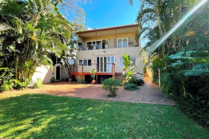 Bulwer townhouse to rent: 3 beds, pool, garden, balcony, secure parking.