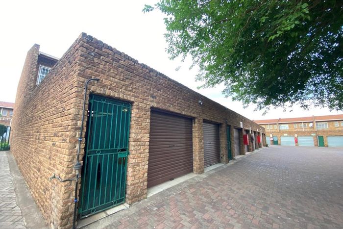 Vanderbijlpark CE Apartment For Sale: 3 bedrooms, garage, secure complex, prime location.