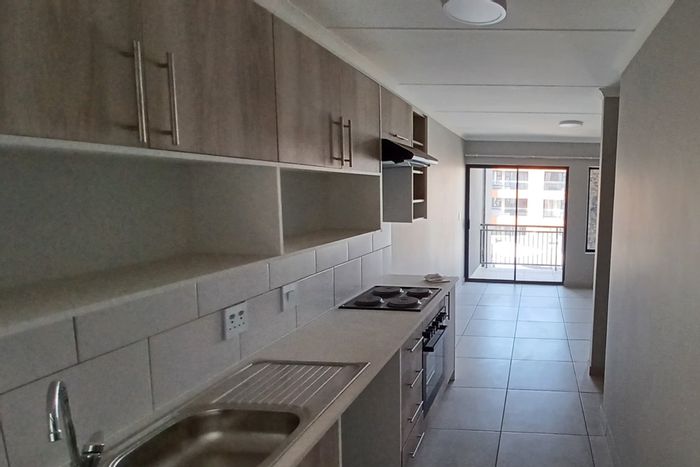 Glen Marais Apartment To Rent: 2 beds, balcony, pool, clubhouse, secure living.