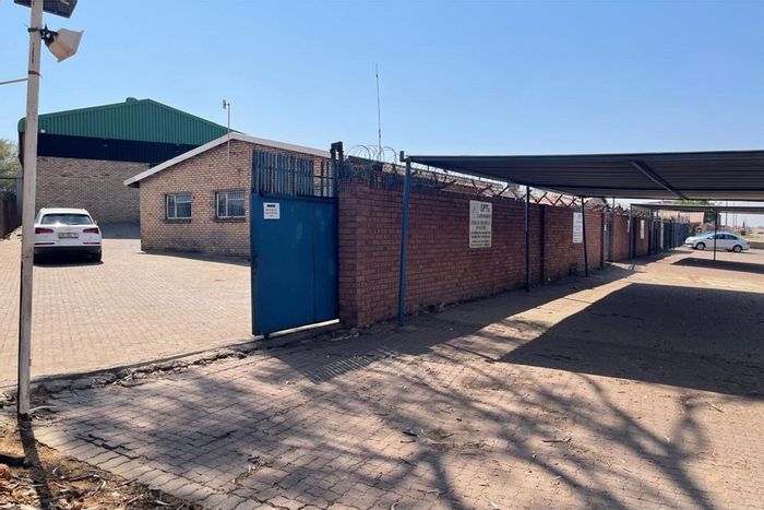 Retail property for sale in Witbank Ext 51 with ample parking and lab space.