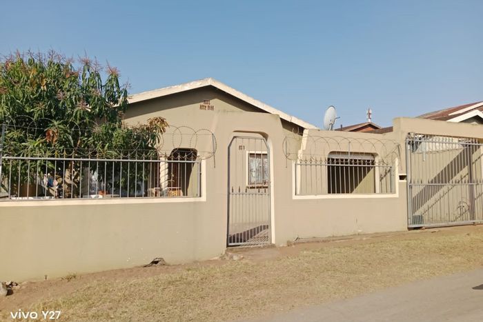 For Sale: House in Palmview with ensuite bedrooms, electric gate, and nearby amenities.