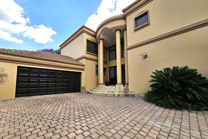 Morningside House To Rent: Gated complex, pool, spacious rooms, and gourmet kitchen.