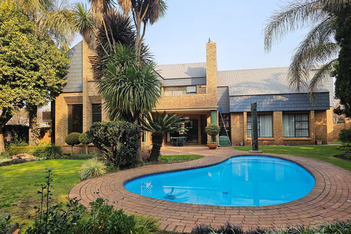 Groenkol House For Sale: 4 bedrooms, pool, spacious garden, large garage.