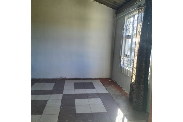 For Sale: 2-bedroom house in Mdantsane Nu 15 with spacious erf and cozy lounge.