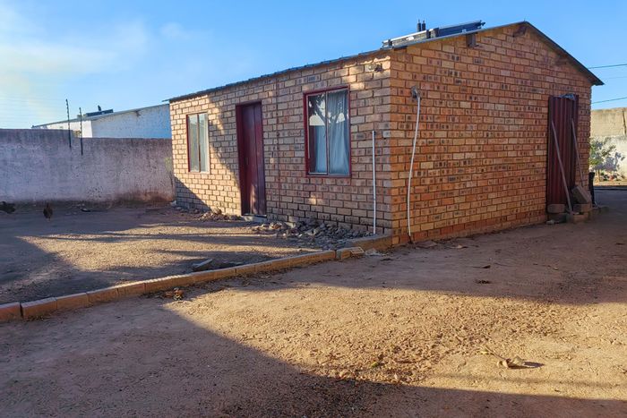 House for Sale in Polokwane Ext 76: Close to amenities, ready for occupancy.