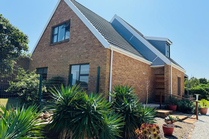 Fisherhaven House For Sale: 3 bedrooms, office, indoor braai, solar inverter, garden.