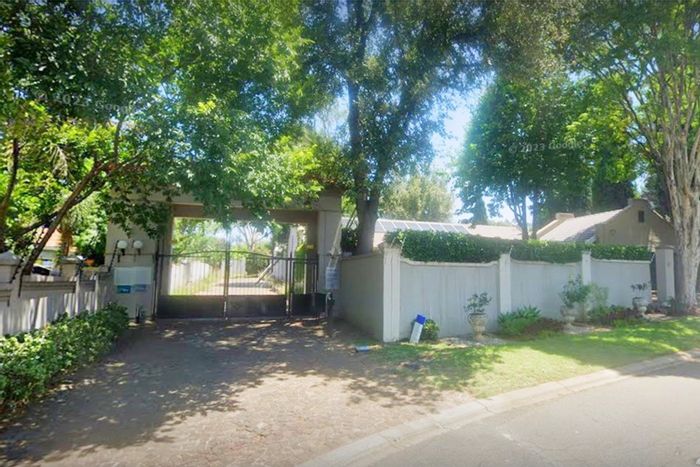 Lonehill Apartment For Sale: 2 beds, secure complex, close to amenities.