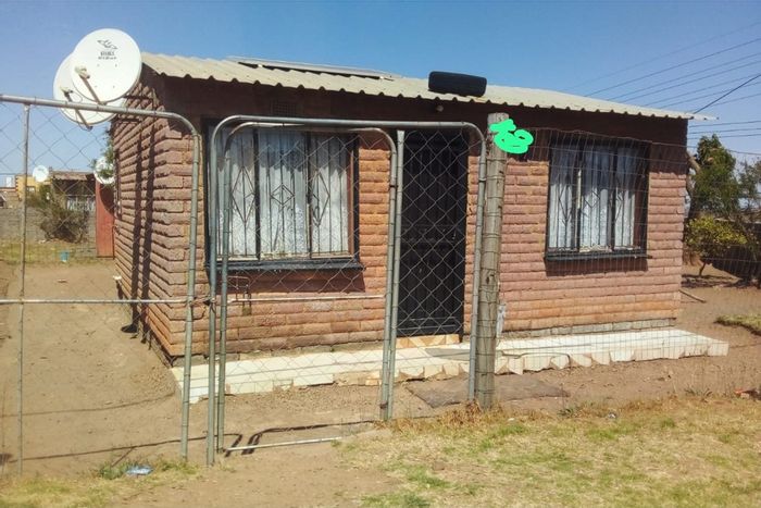 For Sale: House in Orange Farm with 2 bedrooms, parking, near amenities.