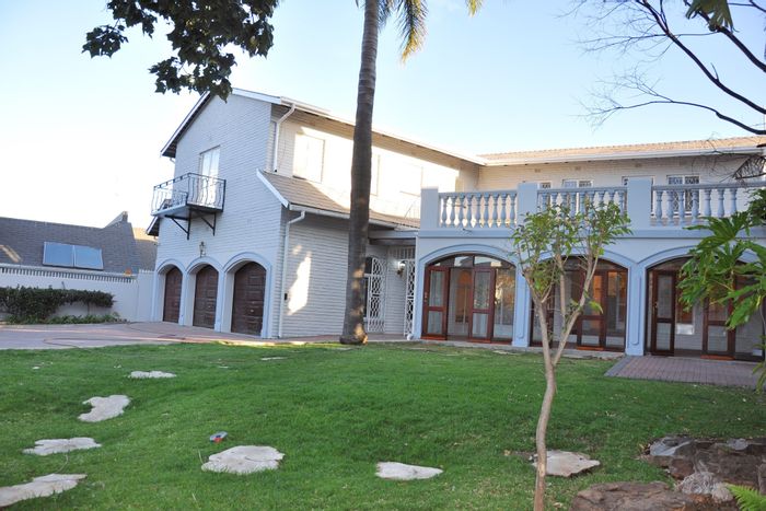 Spacious Morningside Hills house with 5 bedrooms, dual kitchens, and ample parking.