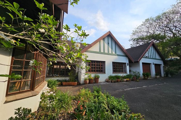 Hayfields House For Sale: 4 bedrooms, flatlet, pool, spacious garden, ideal family living.