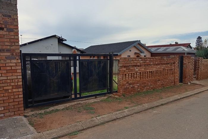 Mapetla House To Rent: 3 bedrooms, gated, kitchen, full bathroom. R4,500.