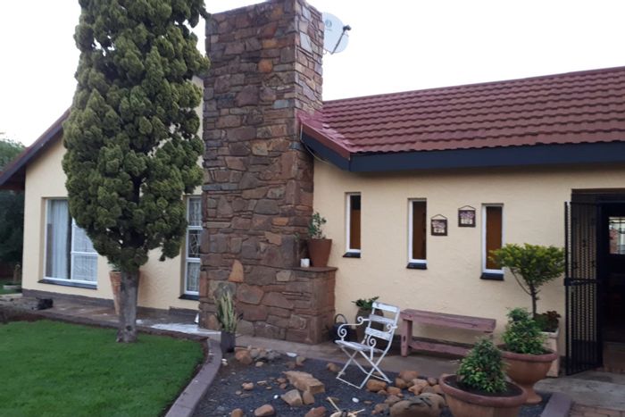 For Sale: House in Lydenburg Central with 9 bedrooms, garden, and guest facilities.