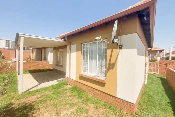 For Sale: Townhouse in The Reeds, 2 beds, secure complex, garden, carport.