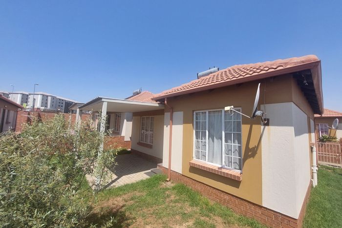 For Sale: Townhouse in The Reeds, 2 beds, secure complex, garden, carport.