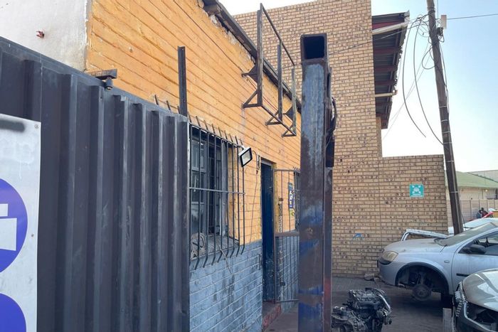 Retail Workshop in Witbank Ext 8 For Sale: Offices, Reception, Kitchen, Parking.