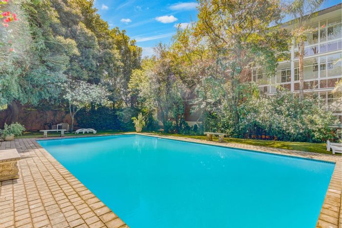 Hyde Park Apartment For Sale: 3 beds, pool, security, solar, prime location.