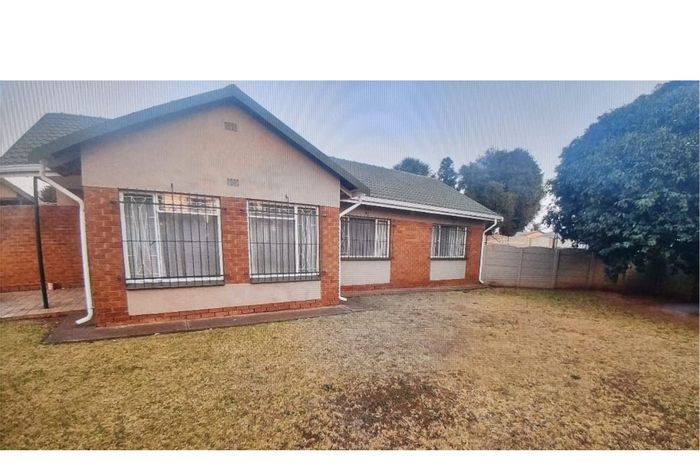 Dal Fouche House For Sale: 3 bedrooms, garden, garage, staff accommodation, secure location.