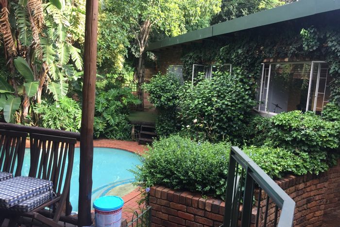 Lynnwood Ridge House For Sale: Spacious home, pool, flatlet, security, and garden.