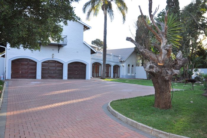 Spacious Morningside house for sale: 5 bedrooms, 2 kitchens, solar backup.