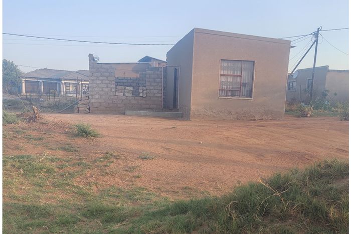 Mankweng House For Sale: Spacious lot, near amenities and Paledi Mall.