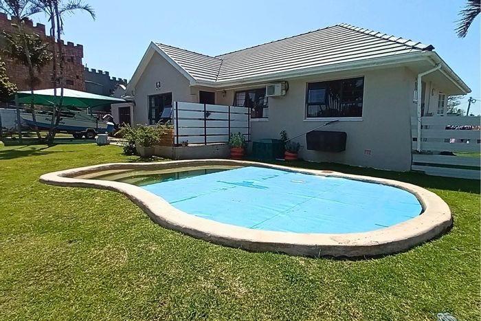 Beacon Bay House For Sale: Spacious home with self-contained flat, pool, and parking.