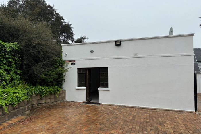 Cottage To Rent in Helderberg Estate: 2 bedrooms, garden, fiber internet, pet-friendly.