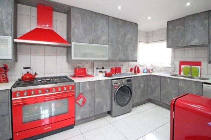 For Sale: House in Marais Steyn Park with pool, flatlet, and double garage.