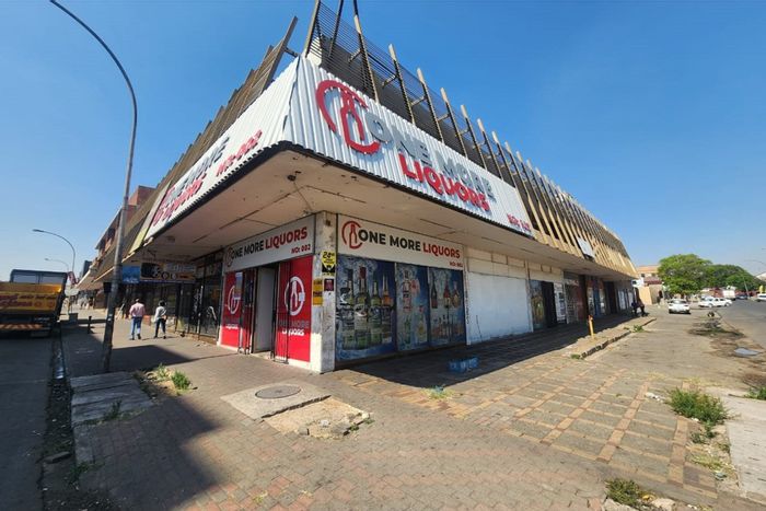 Retail property in Benoni Central for sale; 8 shops, flexible office spaces.