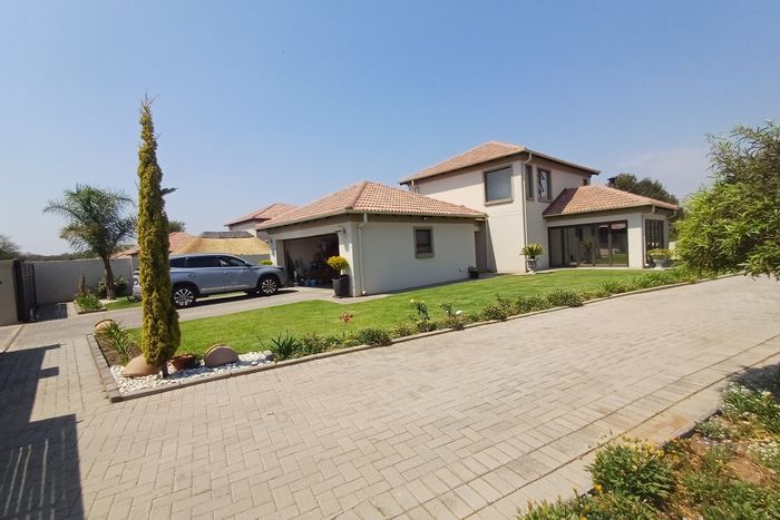 For Sale: House in Ngwenya River Estate with 3 Bedrooms, Security, and Eco-Friendly Features.