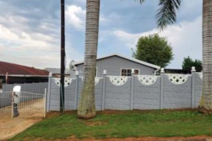 Northdale House For Sale: 3 beds, extra outbuilding, near schools and transport.