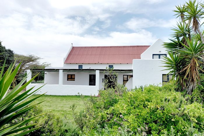 House for Sale in Jacobsbaai: Open-plan living, beach access, double garage, versatile room.