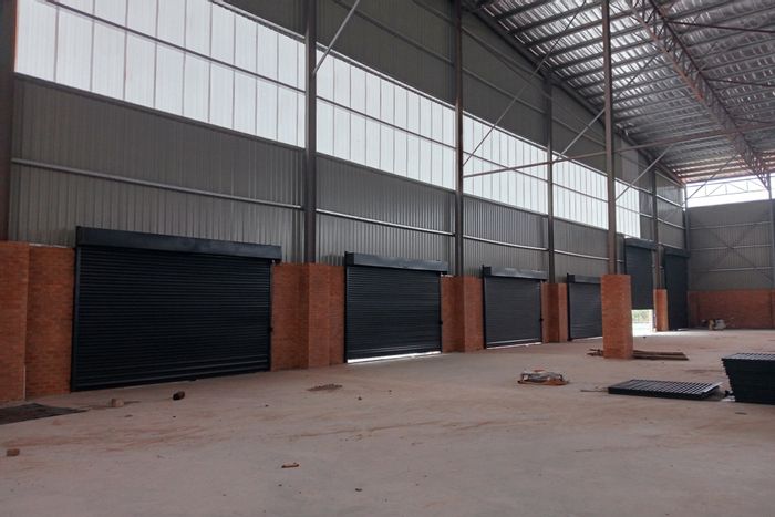 Industrial Property To Rent in Newlands East: Multiple roller doors, loading docks, 2500m yard.