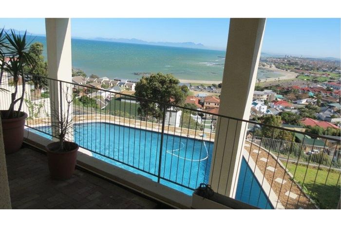 5-Bedroom House For Sale in Mountainside with Entertainment Areas and Separate Flat.