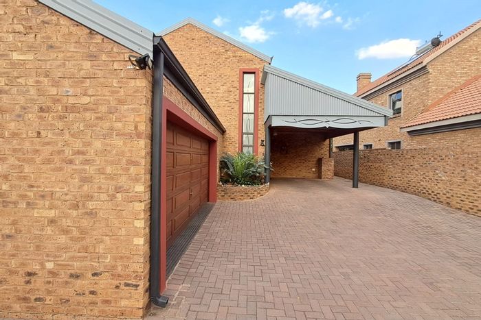 Exclusive Die Hoewes house for sale: 4 beds, garden, security, and custom features.