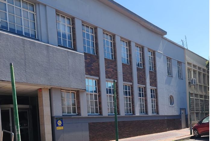Retail space to rent in Sasolburg Central, 892 sqm, air conditioning, kitchen.