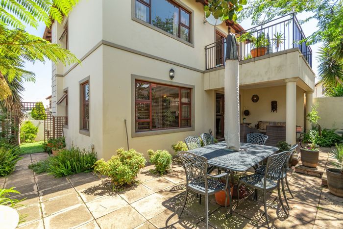 Fourways House For Sale: 3 bedrooms, guest toilet, open-plan living, prime location.