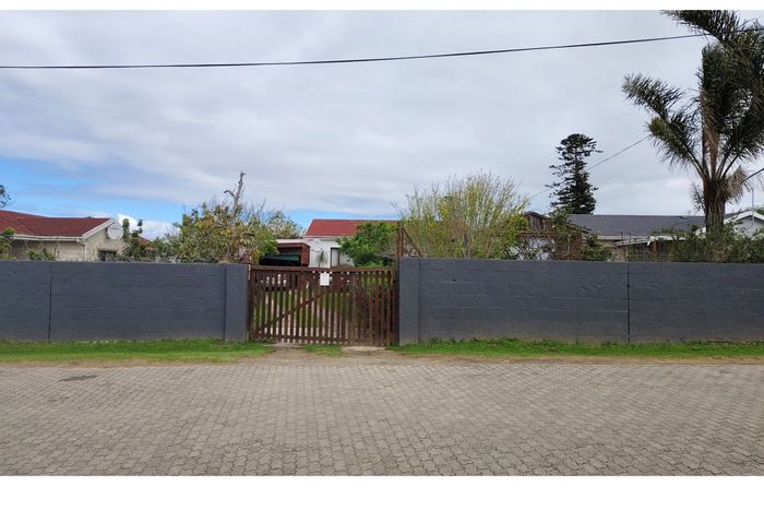 For Sale: House in Pacaltsdorp with lapa, fruit trees, water tank, and garage.