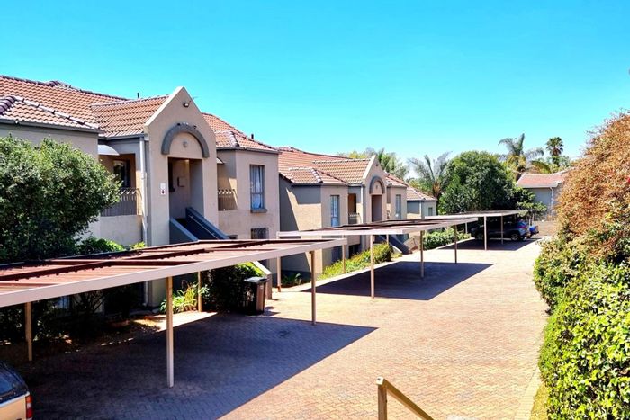 For Sale: Townhouse in Florida Hills with pool, parking, and security features.