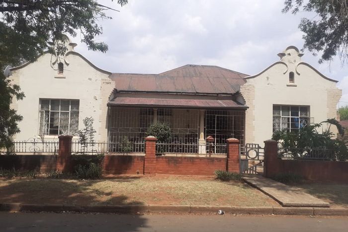 For Sale: House in Brakpan Central with rental rooms, flatlets, and investment potential.