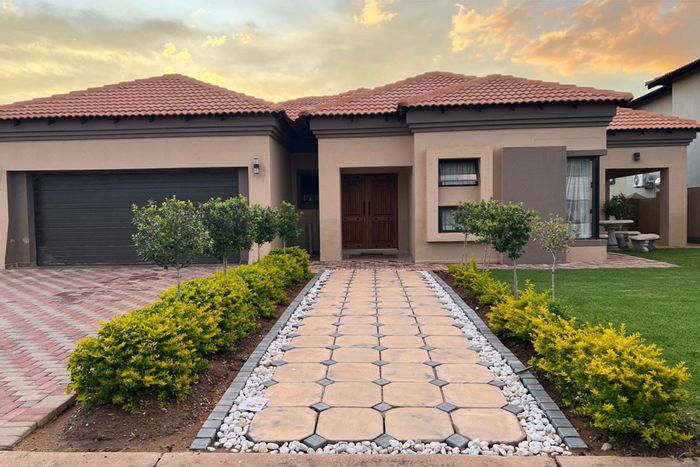 Five-bedroom house to rent in Theresapark with security, garden, and golf access.