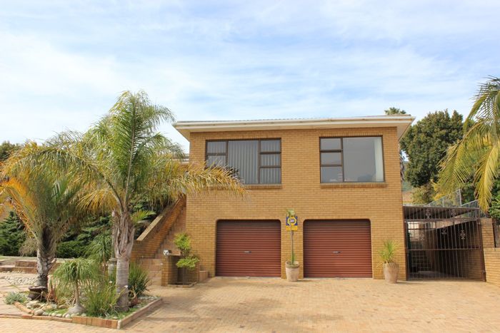 5-bedroom house in Plattekloof 2 To Rent with garden, braai area, and views.