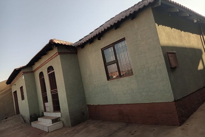 3-Bedroom House For Sale in Dobsonville Ext 3 with Parking and Fiber Internet.