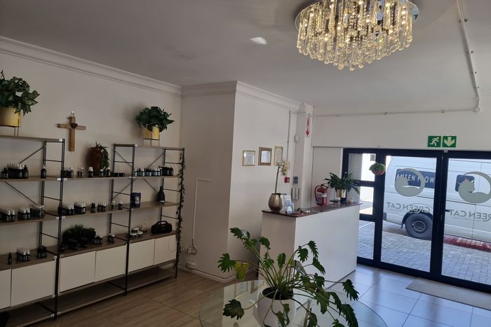 Retail space to rent in Walmer: 4 rooms, ample parking, good visibility.