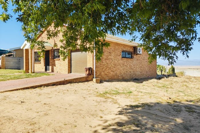 House for Sale in Piketberg Central: 2-bed, braai room, spacious garden, garage.